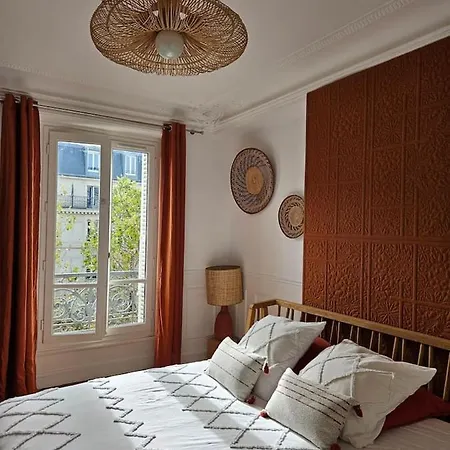 Typical Haussmannien Flat Parijs