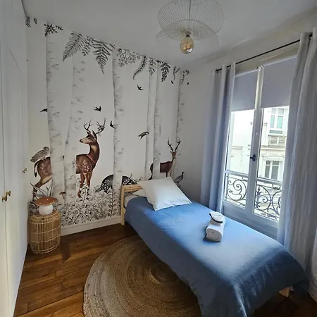 Typical Haussmannien Flat Parijs