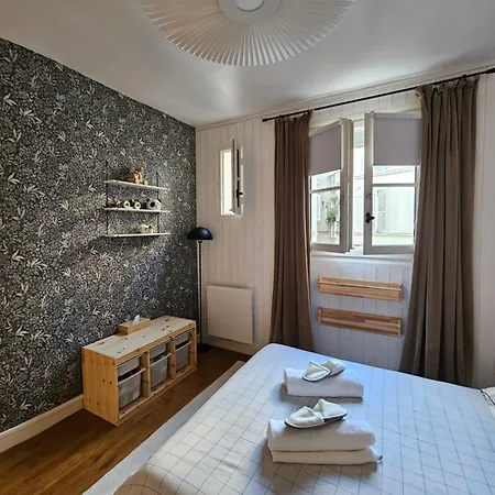 Typical Haussmannien Flat * Parijs